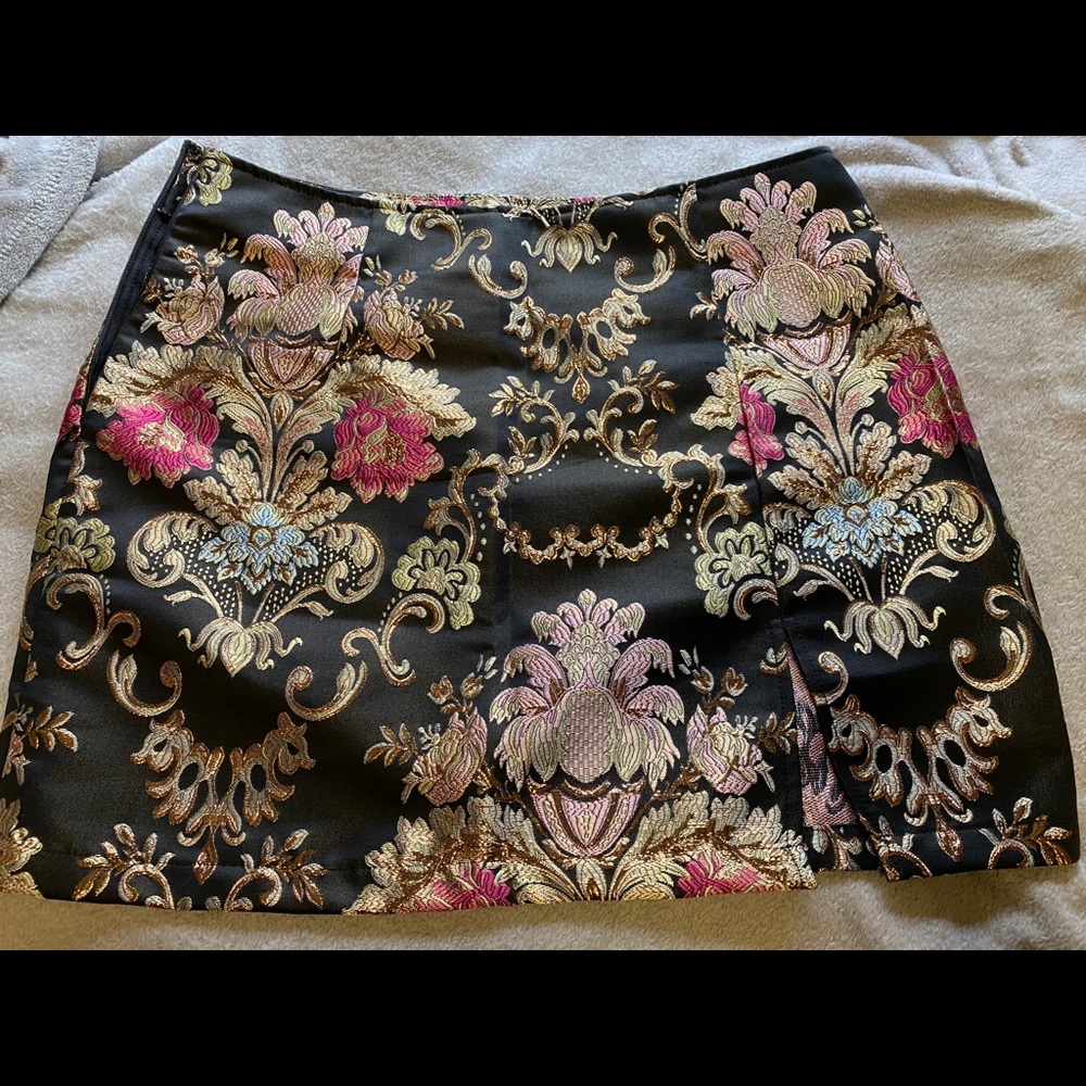 Black skirt with gold details